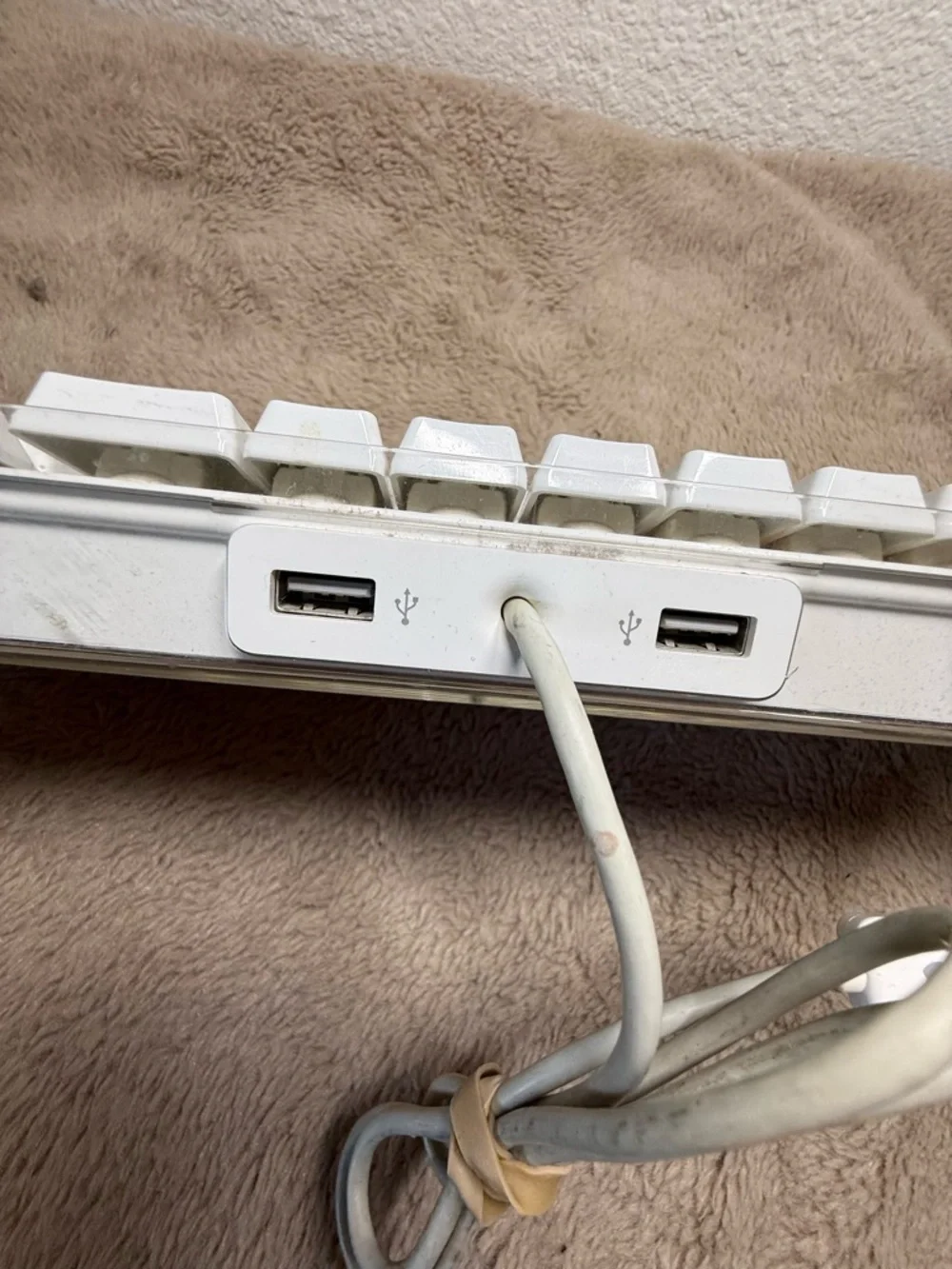 Apple A1048 Wired USB Keyboard